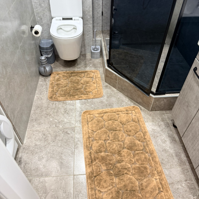 Ванная комната с ковриками и сантехникой