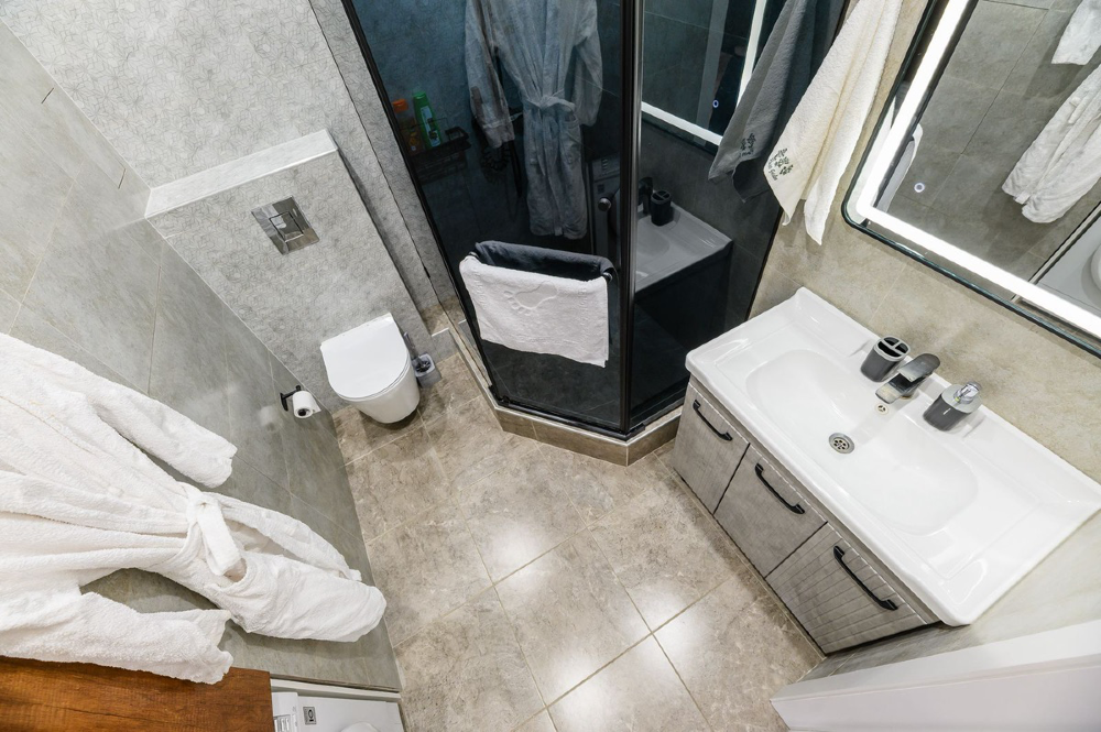 Современная ванная комната с душевой и туалетом