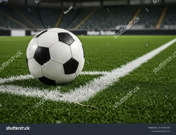 Футбольный мяч на поле, рядом с линией разметки