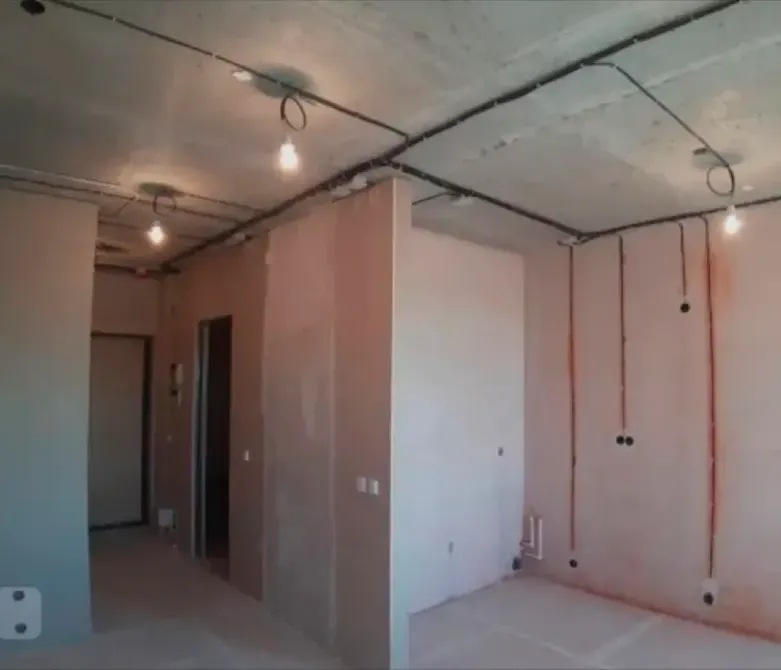 Интерьер с установленными электрическими проводами и светильниками