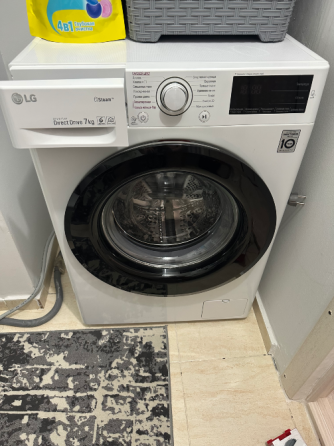 Стиральная машина LG с открытой дверцей и видимым барабаном