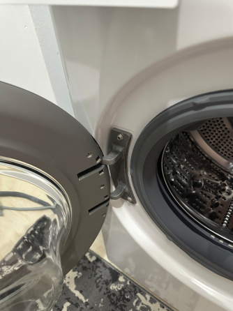 Стиральная машина LG с открытой дверцей и видимым барабаном