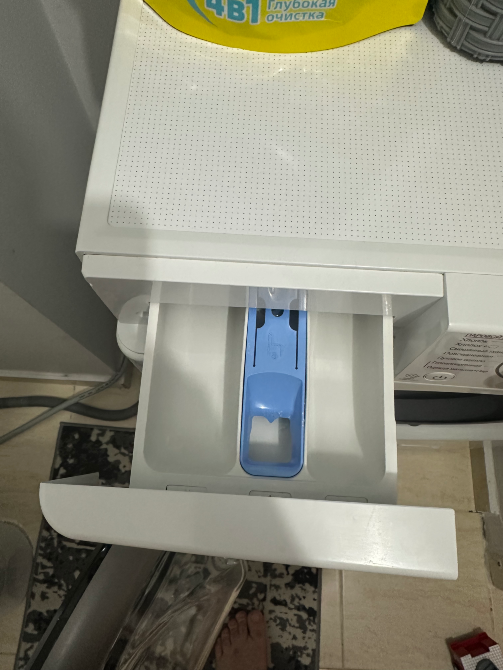 Отсек для моющих средств в стиральной машине с открытой крышкой