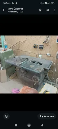 Рабочий станок в мастерской, покрытый пылью, с электрическими проводами и инструментами на столе