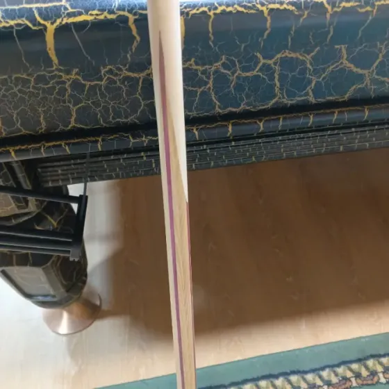 Деревянные бильярдные кийи на бильярдном столе