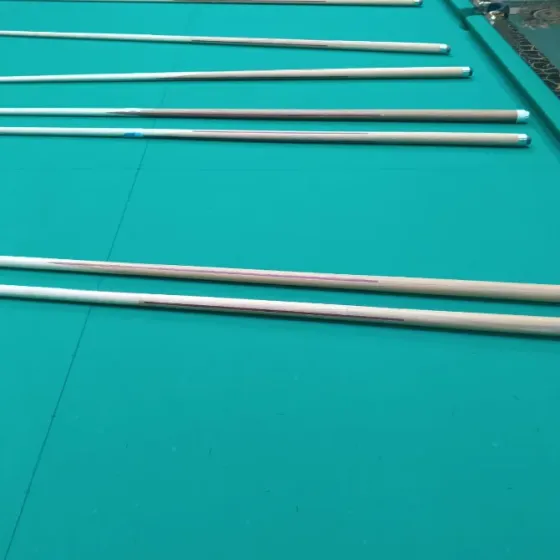 Деревянные бильярдные кийи на бильярдном столе