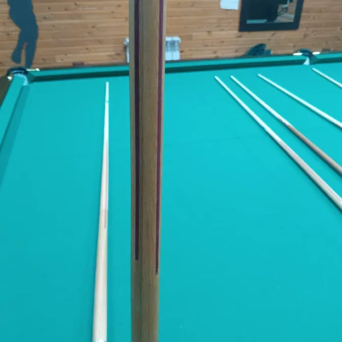 Кий с декоративной отделкой на бильярдном столе