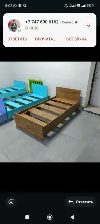 Кровать из дерева с элегантным дизайном и слоистыми рейками для поддержки матраса