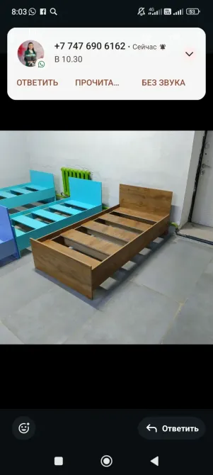 Кровать из дерева с элегантным дизайном и слоистыми рейками для поддержки матраса