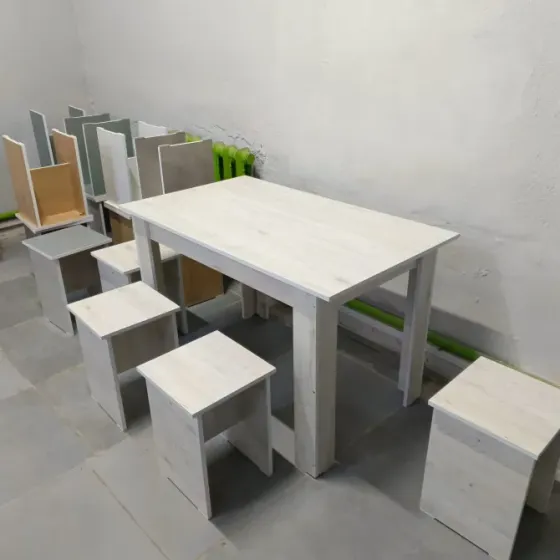 Ақ түсті табуреттері бар стол интерьерде