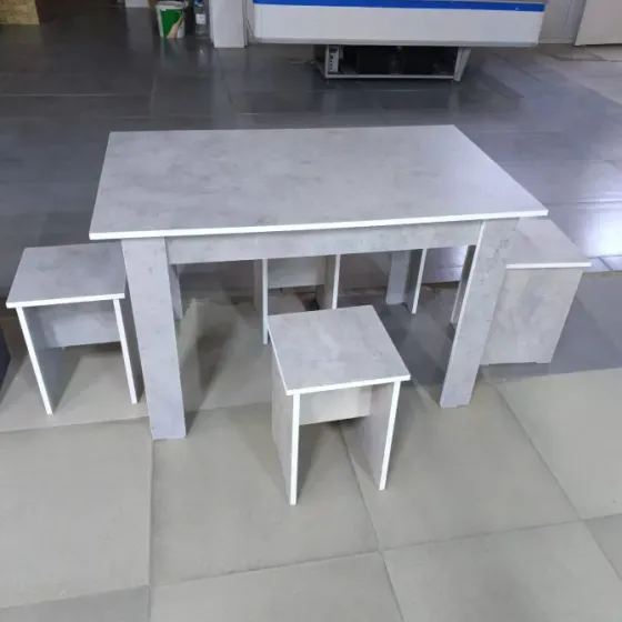 Ақ түсті табуреттері бар стол интерьерде