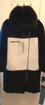 Қара түсті пуховик, ақ және қара бөлшектерімен, мех комірі бар