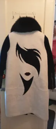 Қара түсті пуховик, ақ және қара бөлшектерімен, мех комірі бар