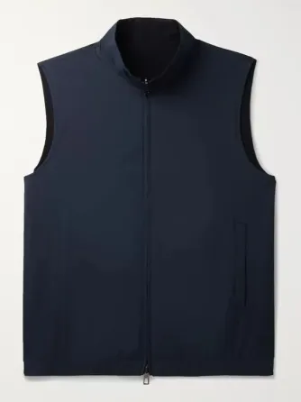 Символика организации на эмблеме с глобусом и надписью 