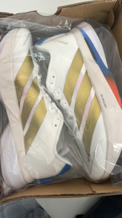 Градиентті дизайндағы кроссовкалар сарғыш және қызғылт түстерде, сары баулары және 