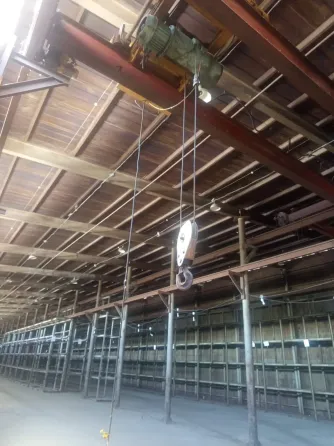 Здание холодного цвета на фоне зимнего пейзажа с кучами снега