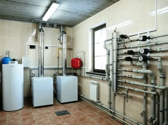 Су фильтрациясы және басқару жүйесі, қызыл және көк шлангылармен, манометрлермен және контроллерлермен