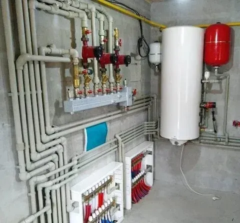 Су фильтрациясы және басқару жүйесі, қызыл және көк шлангылармен, манометрлермен және контроллерлермен