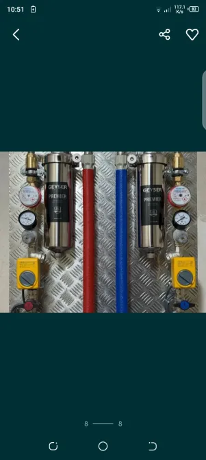 Система фильтрации и управления водой с красными и синими шлангами, манометрами и контроллерами