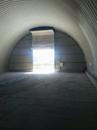 Домик и ангар на парковке в ясный день