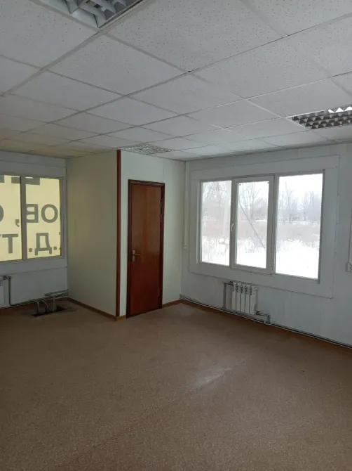 Внутреннее помещение с окнами, простой ремонт и светлые стены