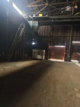 Здание с зеленой окраской на фоне зимнего пейзажа