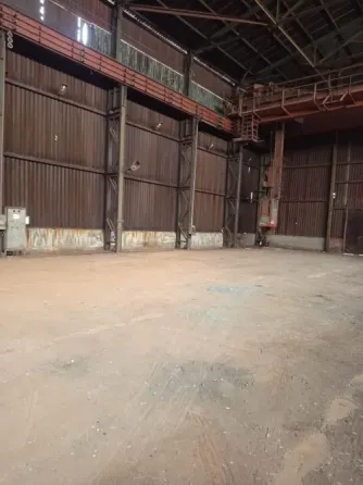 Здание с зеленой окраской на фоне зимнего пейзажа