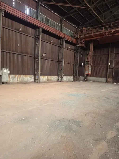 Пустой склад без оборудования и с серым полом