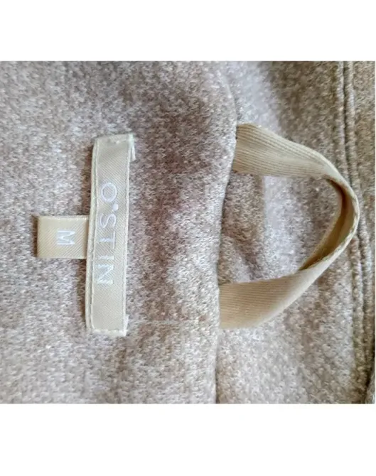 Этикетка пальто с логотипом OSTIN