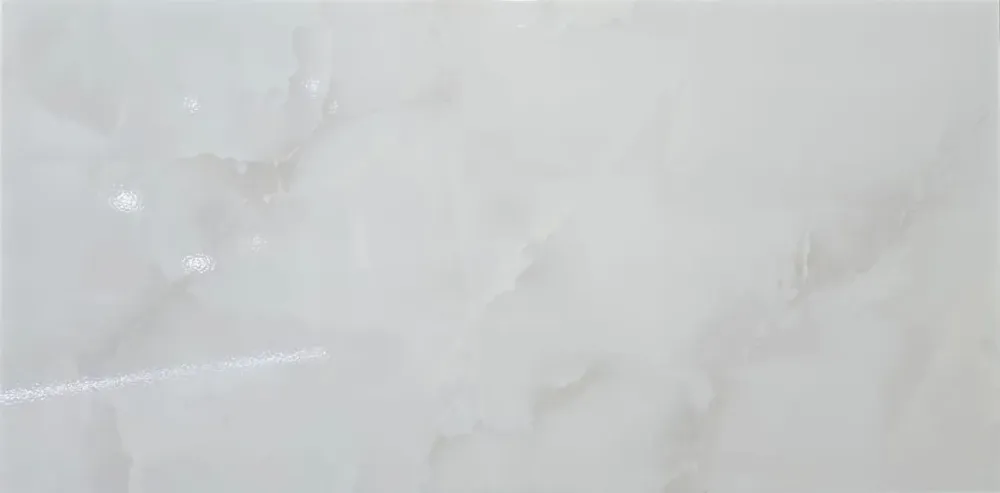 Белая мраморная плитка с легкой текстурой