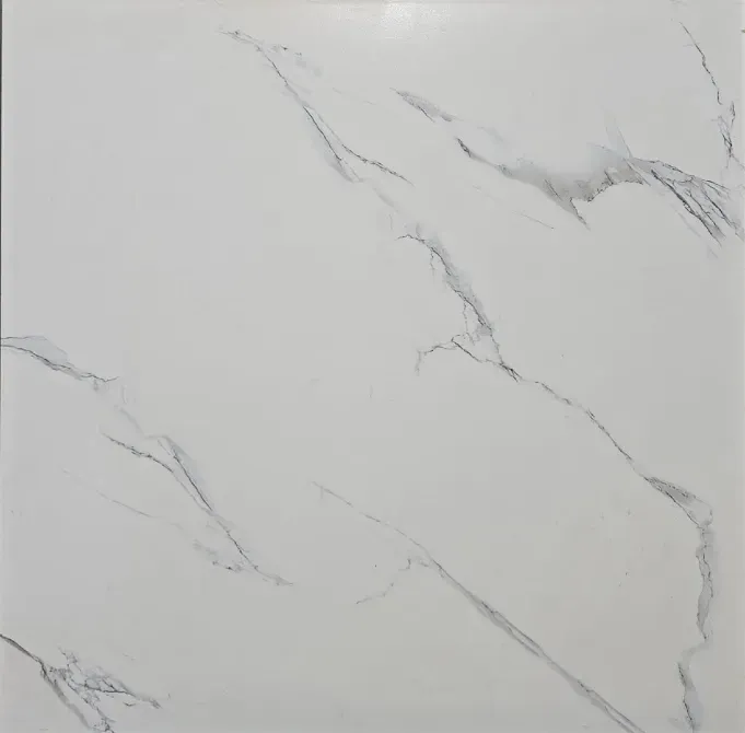 Белая мраморная плитка с характерными линиями