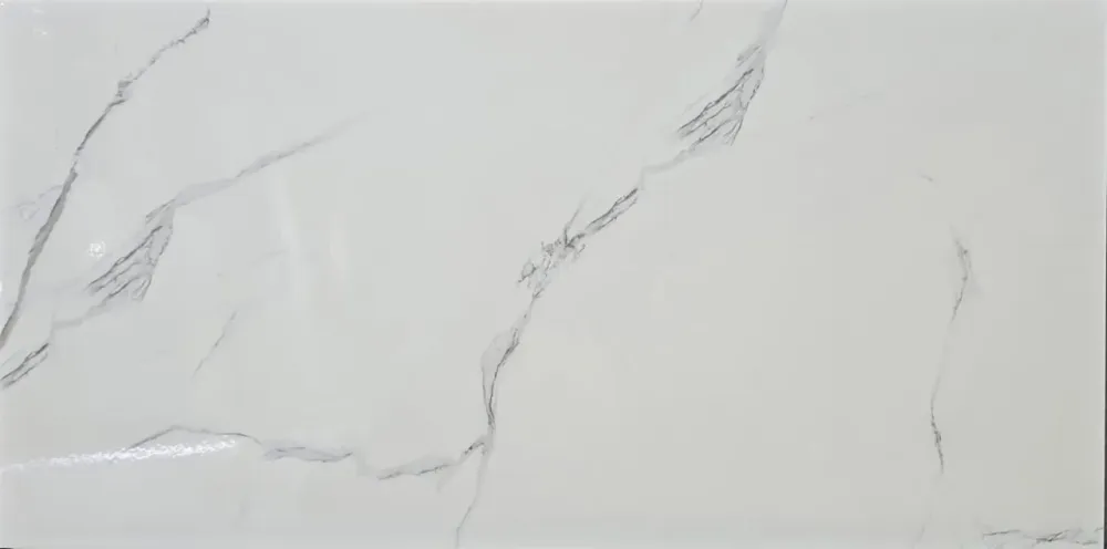 Белая мраморная плитка с черными прожилками