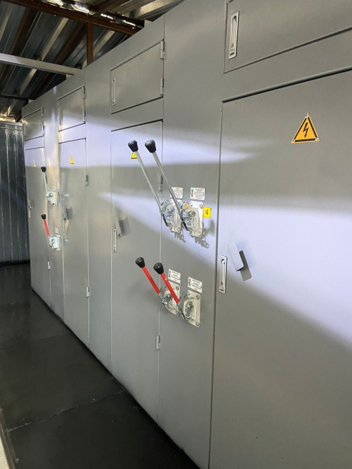 Внутреннее оборудование электрического щита с механизмами управления