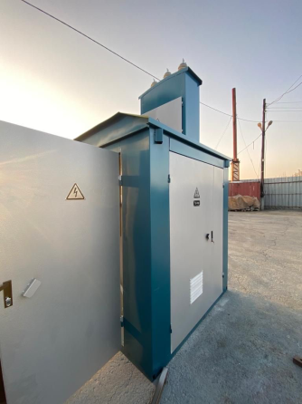 Электрлік подстанциялар модулі сұр және көк есіктермен