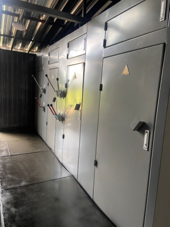 Электрлік подстанциялар модулі сұр және көк есіктермен