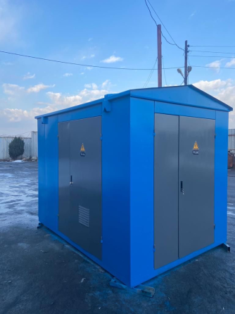 Электрлік подстанциялар модулі сұр және көк есіктермен