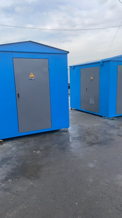 Электрлік подстанциялар модулі сұр және көк есіктермен
