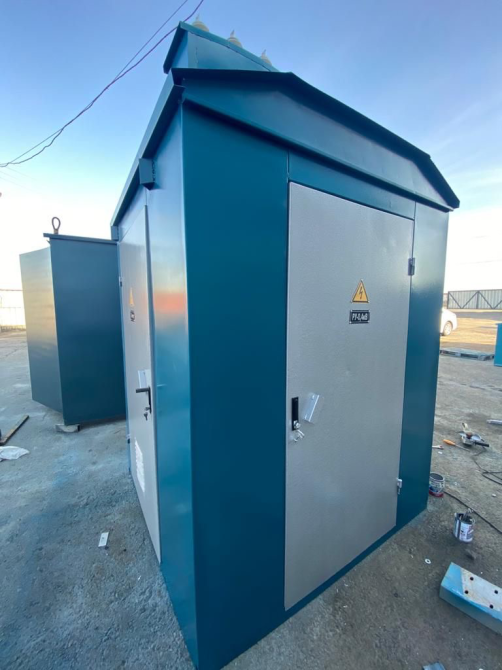 Уголок с электрической подстанцией темно-зеленого цвета