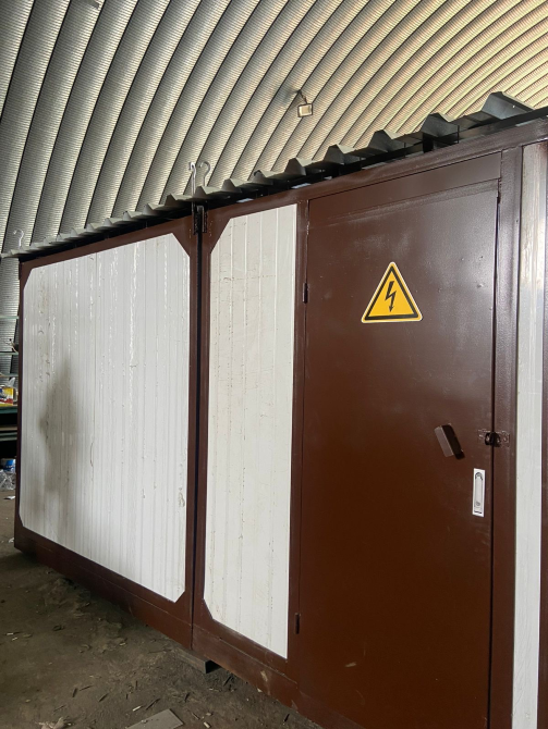 Коричневая электрическая подстанция с Warning знаком