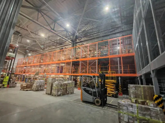 Хранилище с металлическими стеллажами оранжевого цвета с высокими полками