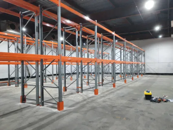 Хранилище с металлическими стеллажами оранжевого цвета с высокими полками