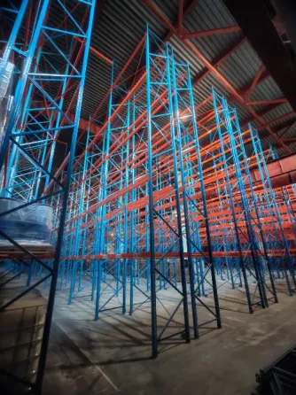 Хранилище с металлическими стеллажами оранжевого цвета с высокими полками