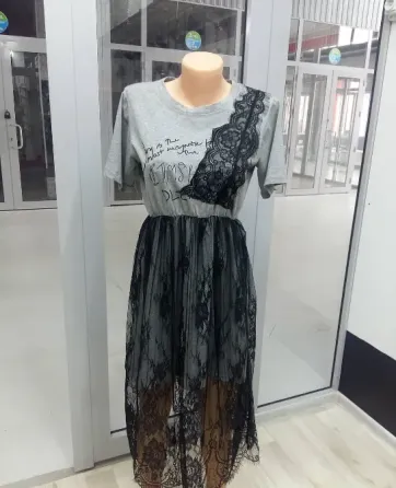 Қара және ақ баспа үлгісі бар көйлек стендте