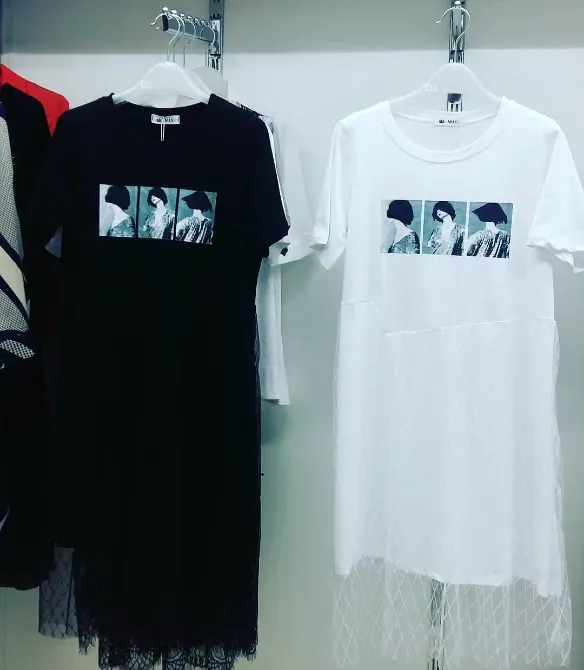 Черное и белое платье с принтом на стенде