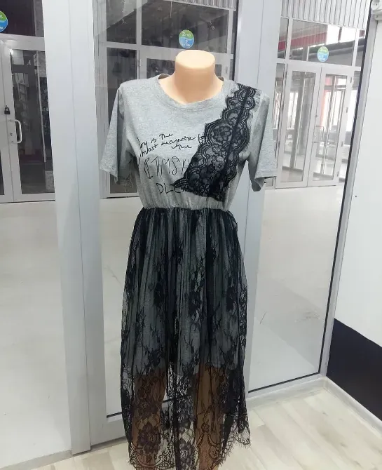 Платье серого цвета с кружевом на манекене