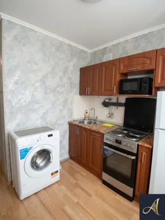 Современный светлый интерьер спальни с диваном и телевизором, длинными занавесками