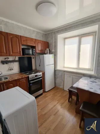 Современный светлый интерьер спальни с диваном и телевизором, длинными занавесками