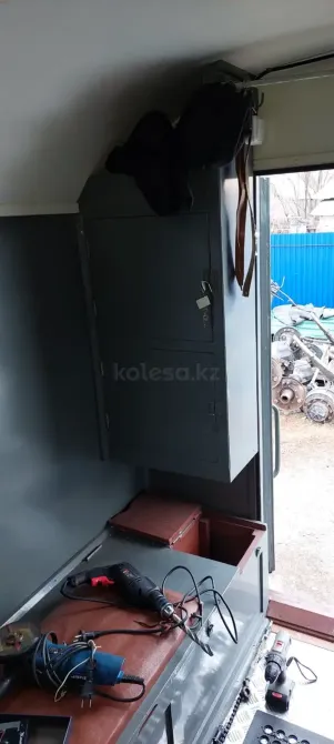 Внутренний шкаф с инструментами и припасами