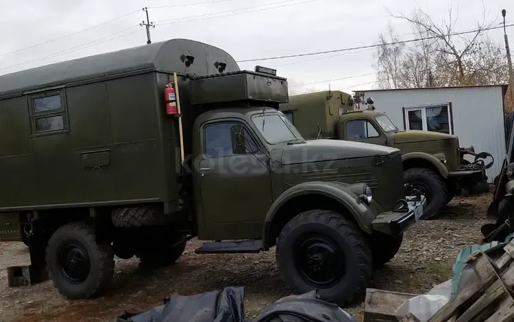Военный грузовик с кузовом и запасным колесом