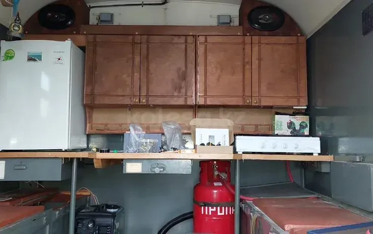 Внутреннее помещение с кухонной мебелью и техникой